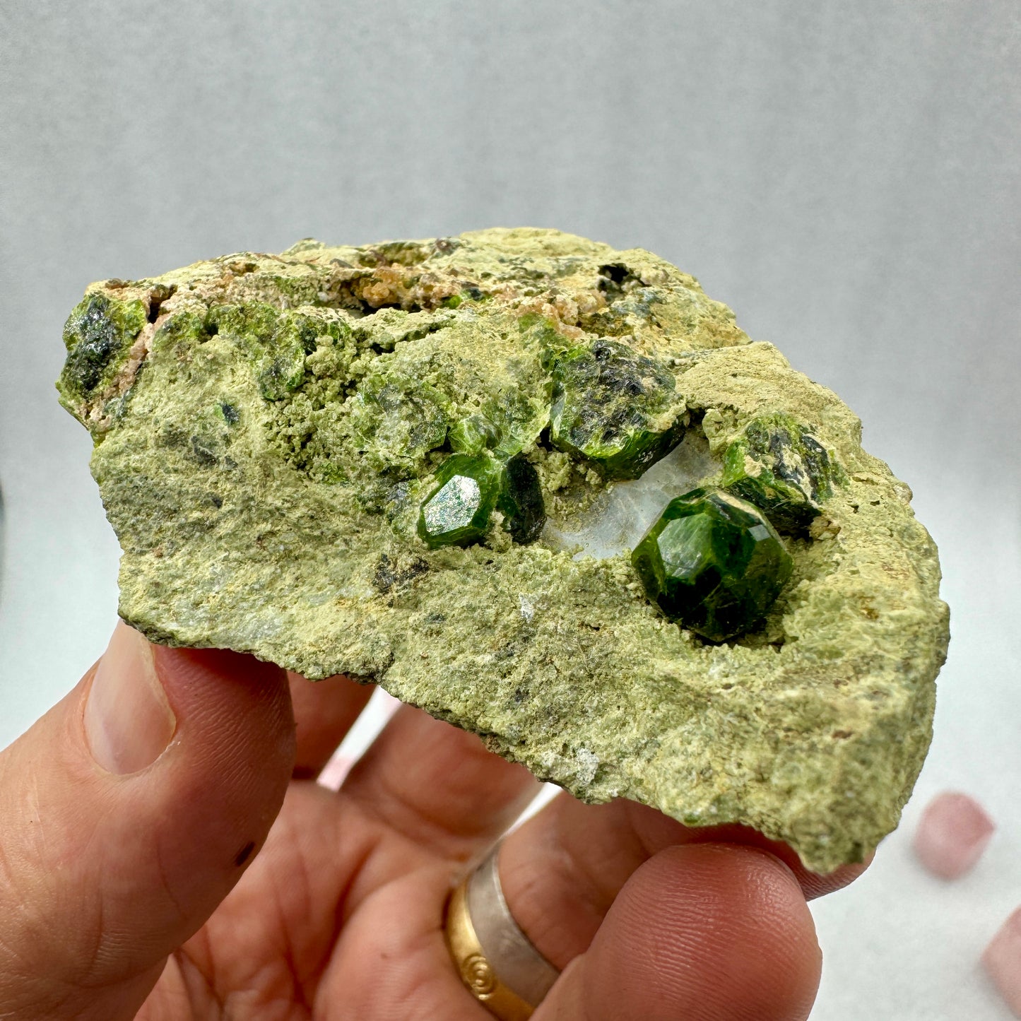 Grupo granate verde demantoide en matriz