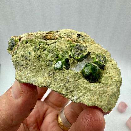 Grupo granate verde demantoide en matriz