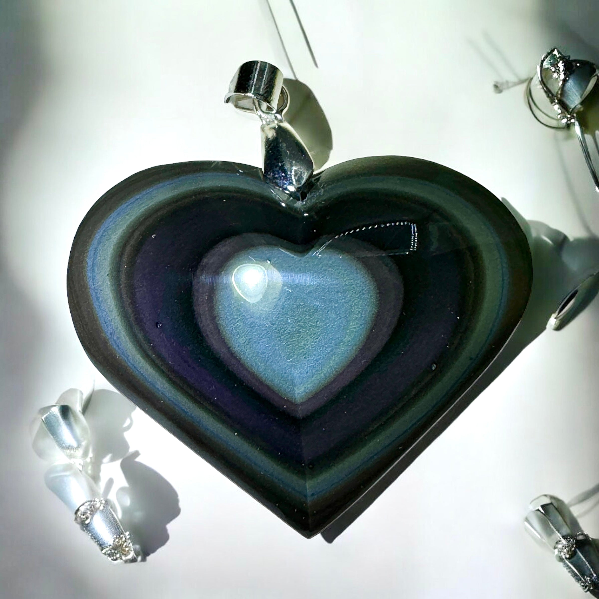 Obsidiana arcoiris corazón colgante en plata
