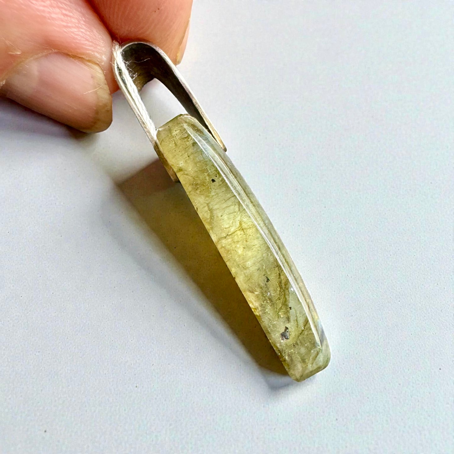 Labradorita magenta colgante plata de ley