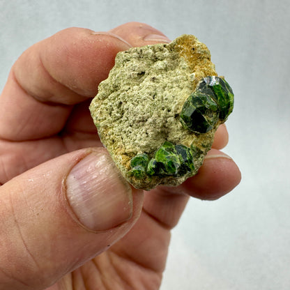 Grupo granate verde demantoide en matriz