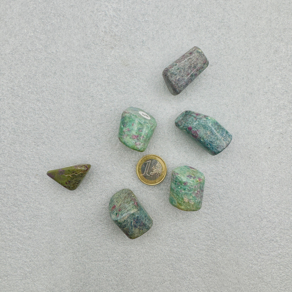 Zoisita con rubí rodados Munay Minerales Mallorca