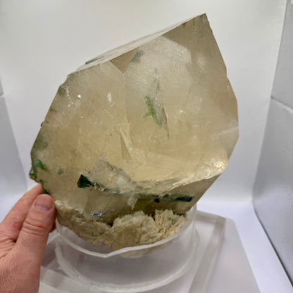 Cuarzo 8,9 kg. con turmalinas verdes y mica