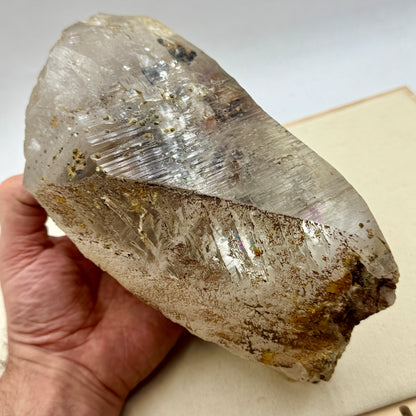 Cuarzo maestro arcoíris con biotita y hematita 3,7 kg.