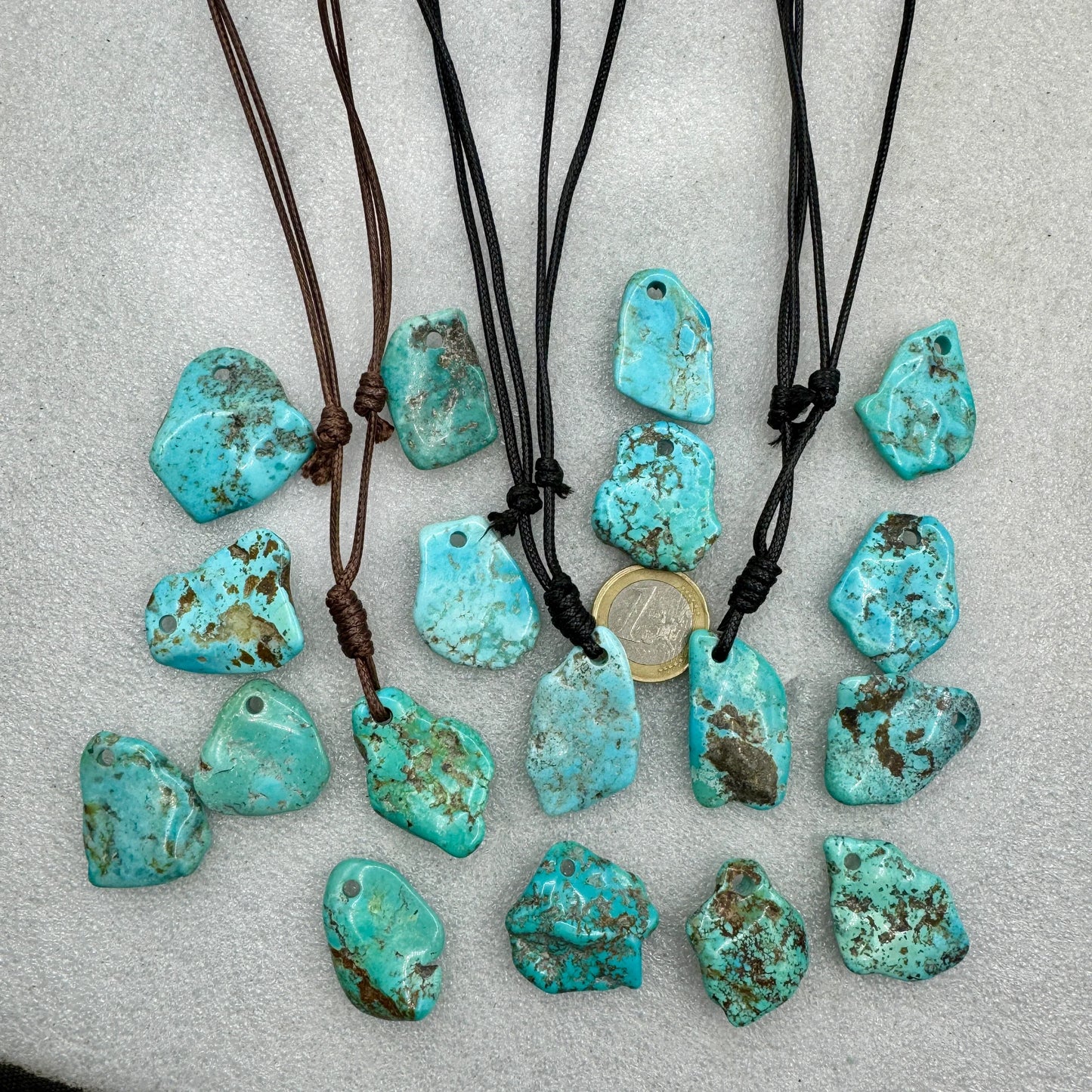 Turquesa colgantes en cordón - MUNAY MINERALES MALLORCA