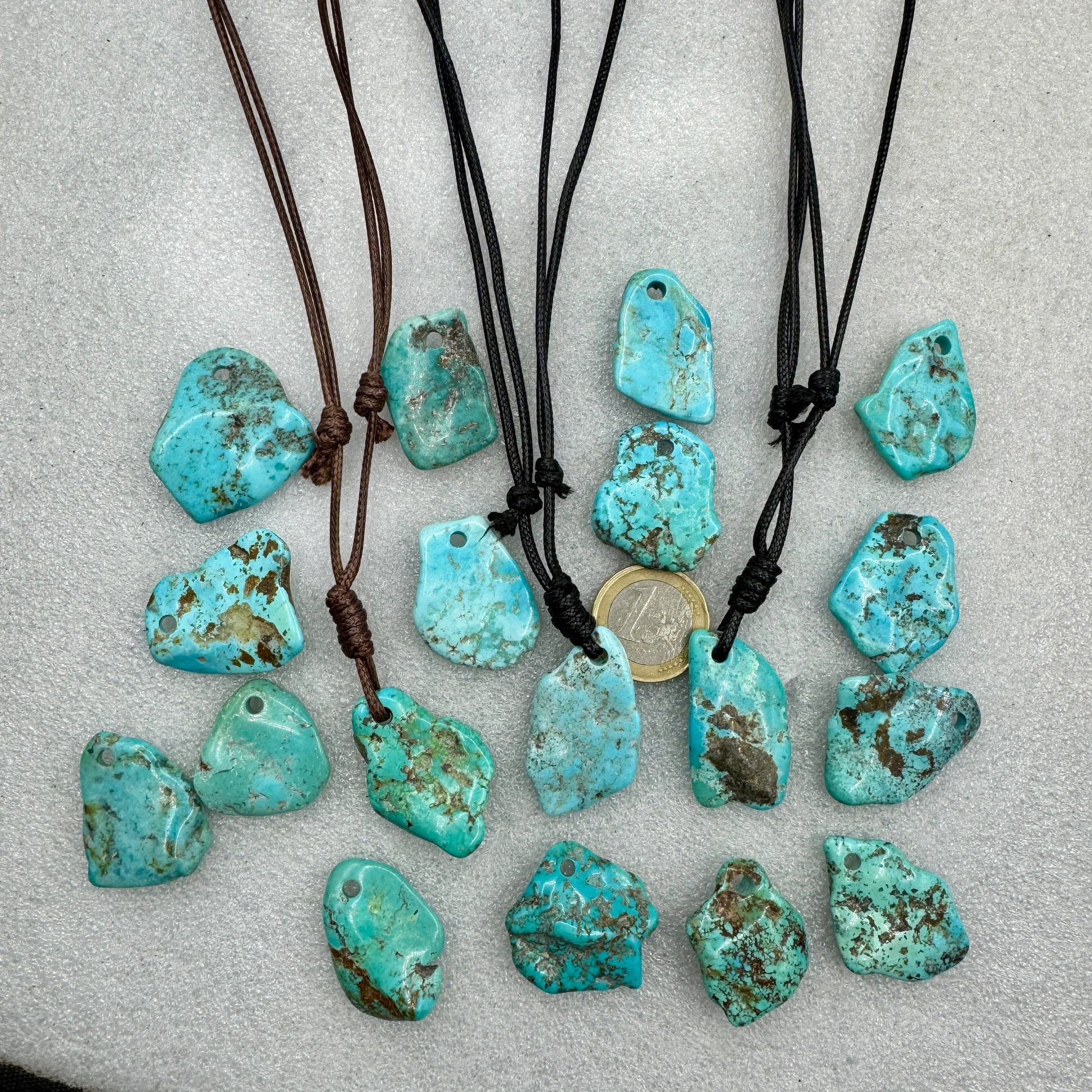 Turquesa colgantes en cordón - MUNAY MINERALES MALLORCA