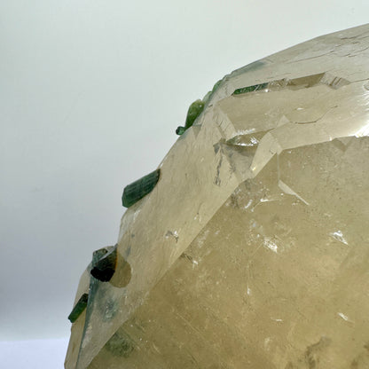 Cuarzo 8,9 kg. con turmalinas verdes y mica
