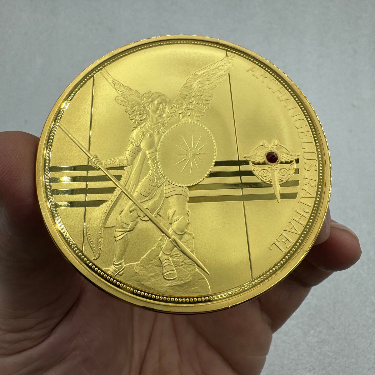 Medalla color oro Arcángeles con granate rojo Munay Minerales Mallorca