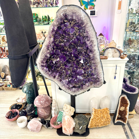 Extra-quality amethyst druse, 252 kg, 158 cm (see price)