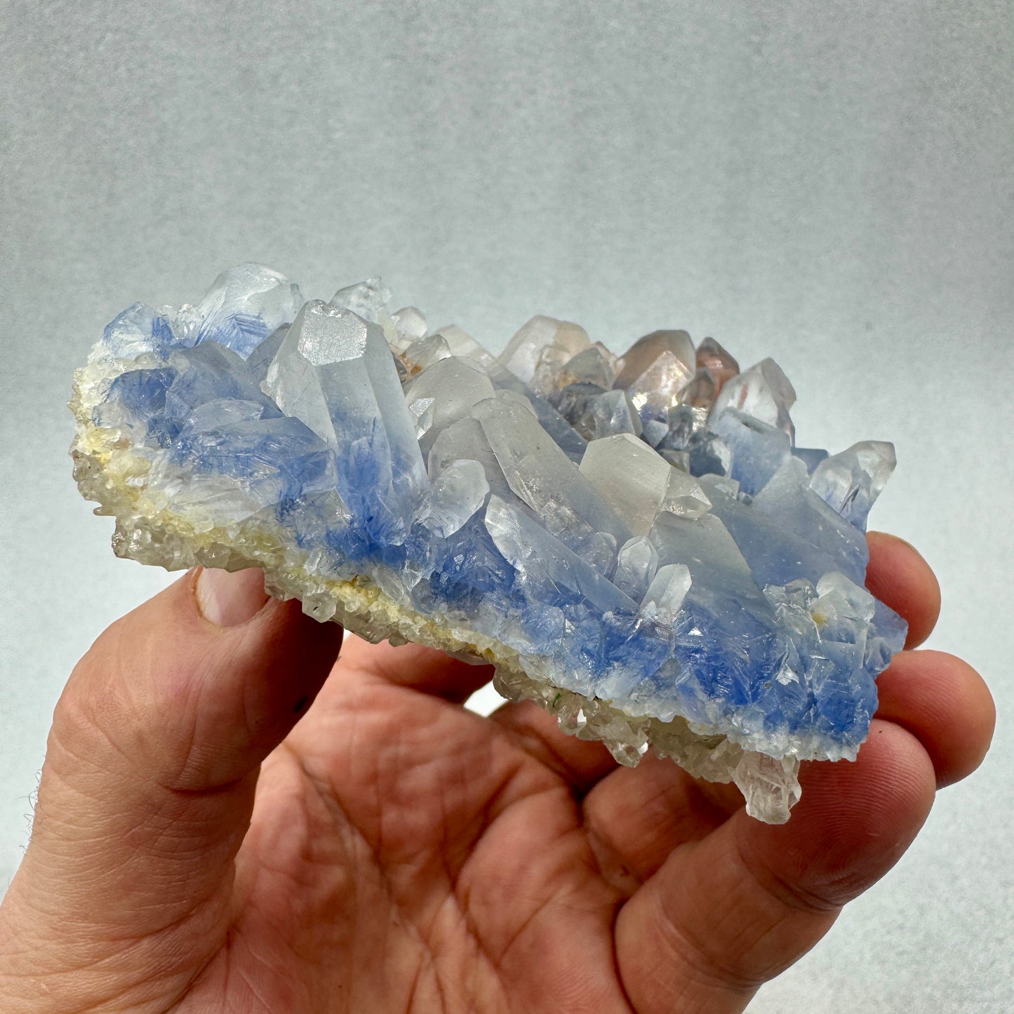 Dumortierita en grupo de cuarzo