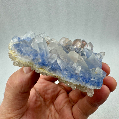 Dumortierita en grupo de cuarzo