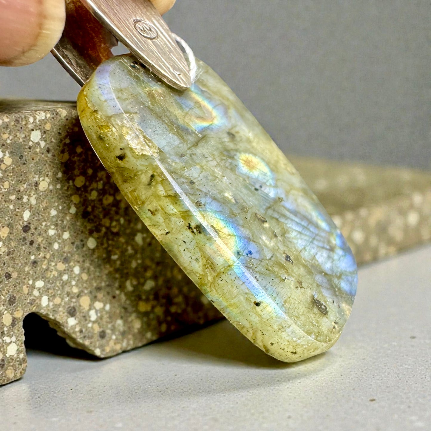 Labradorita magenta colgante plata de ley