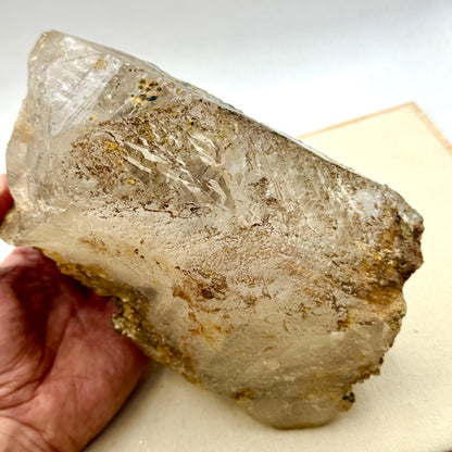 Cuarzo maestro arcoíris con biotita y hematita 3,7 kg.