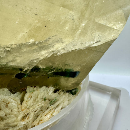Cuarzo 8,9 kg. con turmalinas verdes y mica