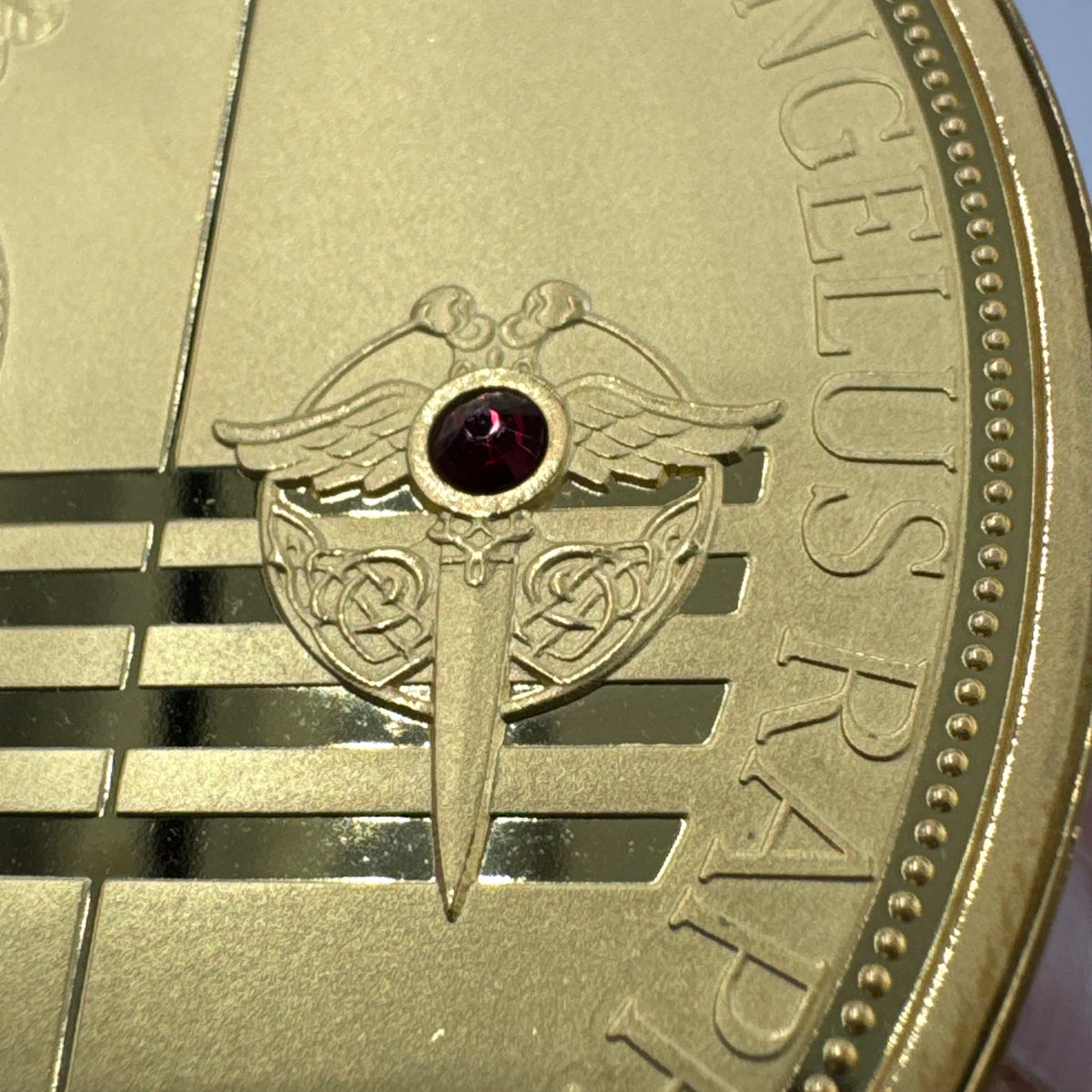 Medalla color oro Arcángeles con granate rojo Munay Minerales Mallorca