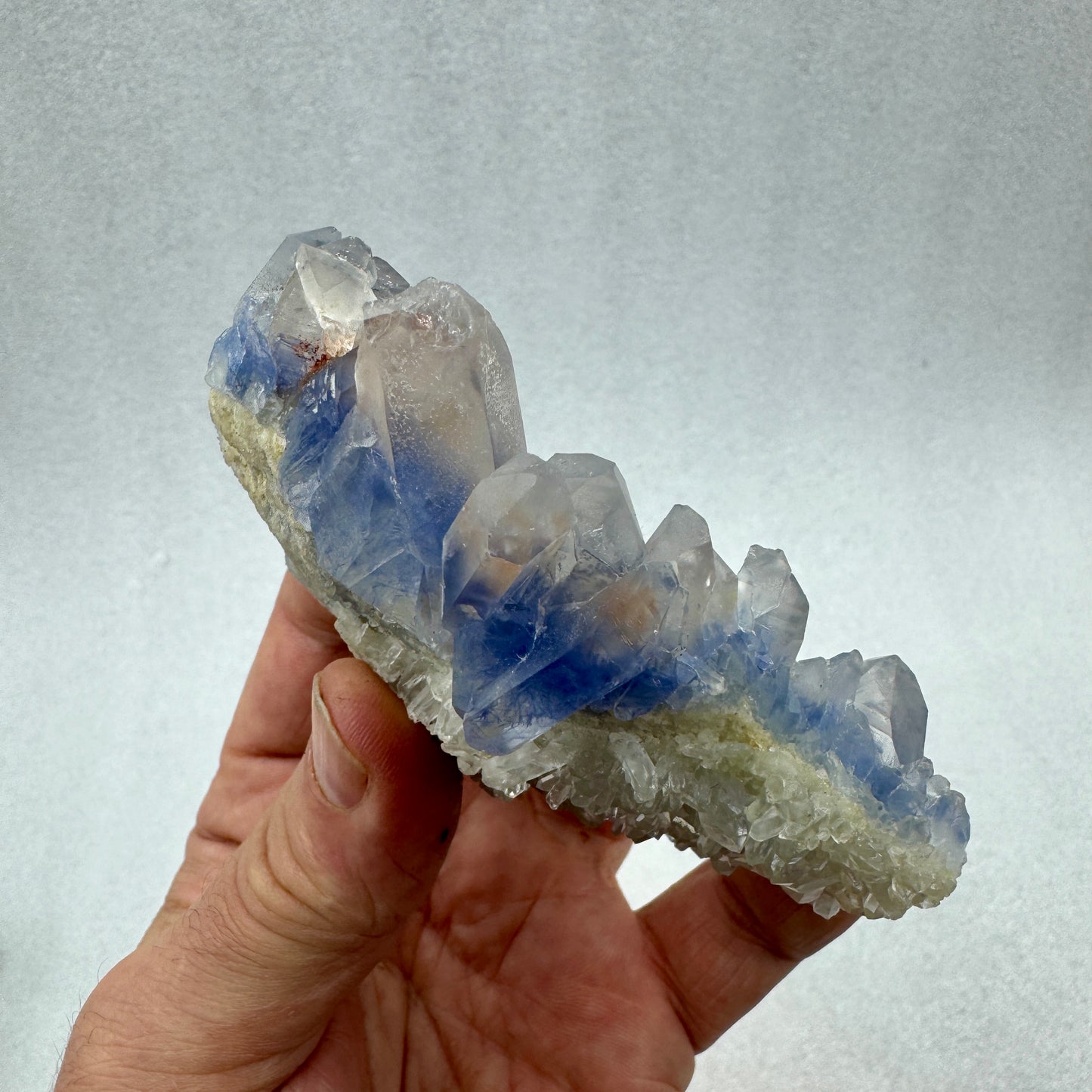 Dumortierita en grupo de cuarzo