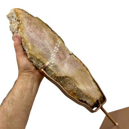 Amatista rosa en base metálica 3,8 kg.