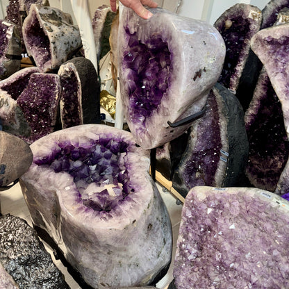 Geoda de amatista completa 216 kg.
