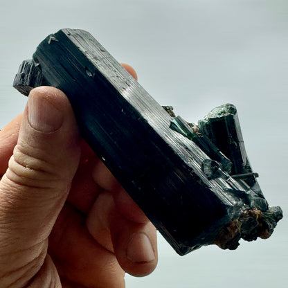 Turmalina azul y verde con mica