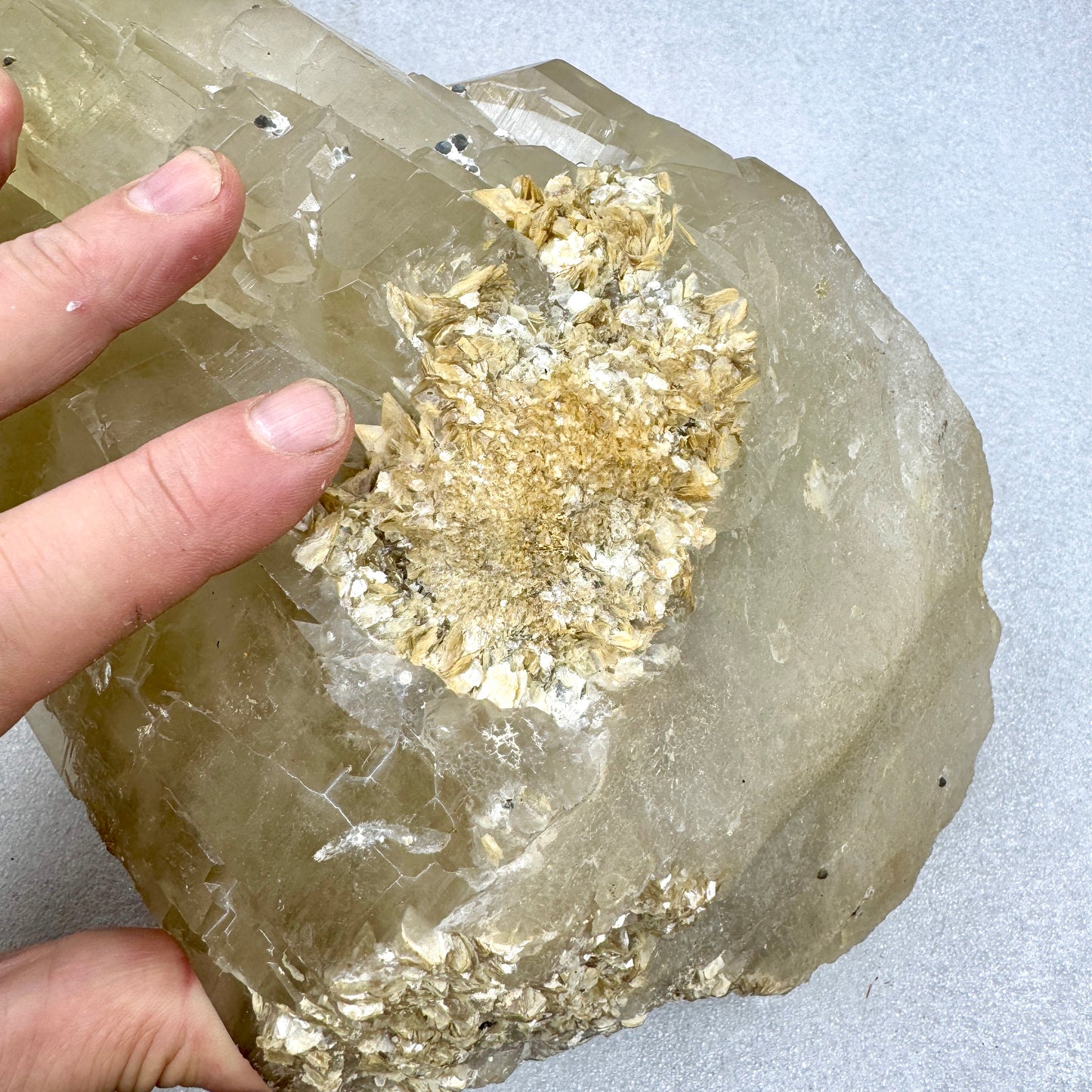 Citrino catedral natural Record keeper con hematitas y mica 13,1 kg.