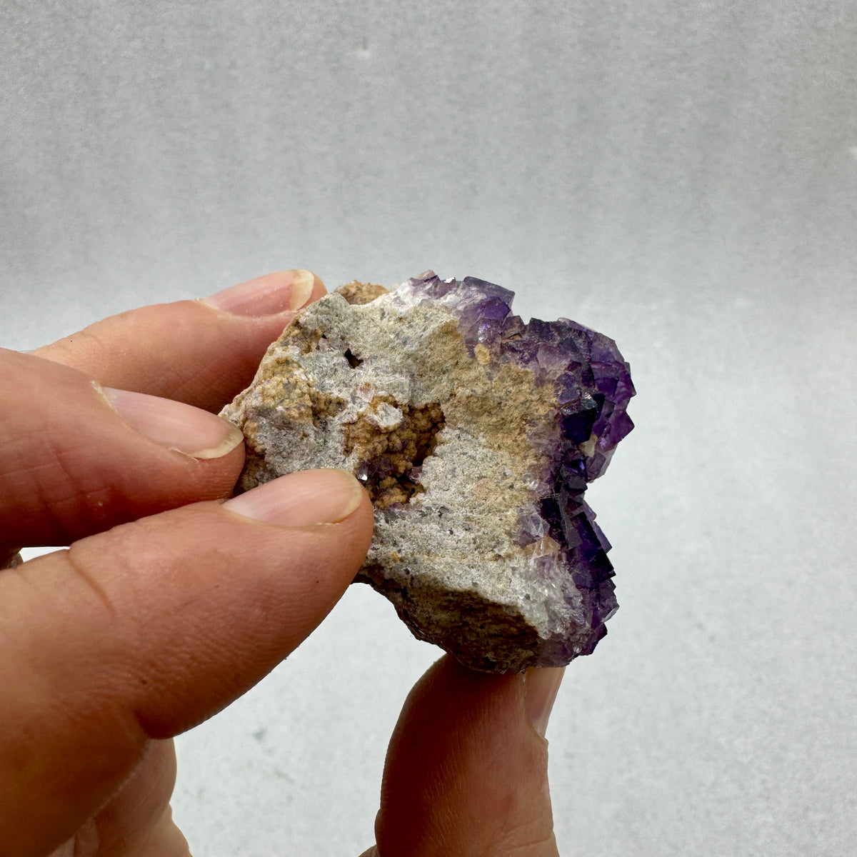 Fluorita cúbica grupo violeta púrpura Munay Minerales Mallorca