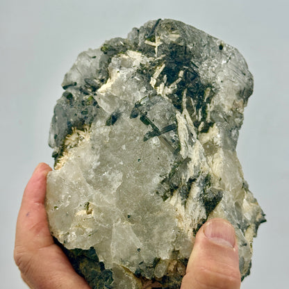 Cuarzo con turmalinas negras y verdes 3 kg.