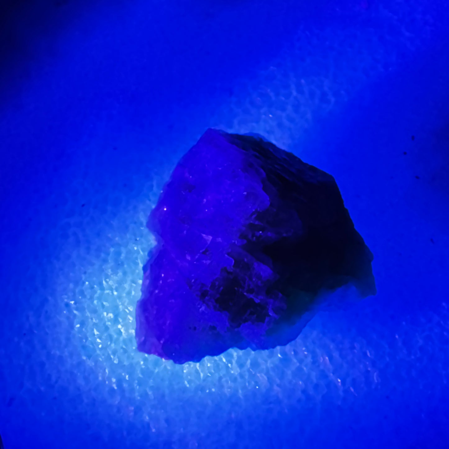 Cancrinita fluorescente de Canadá