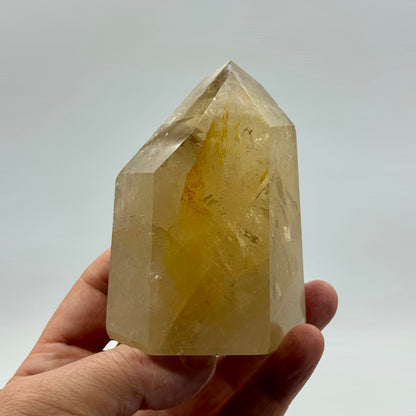 Citrino natural pulido 551 g.