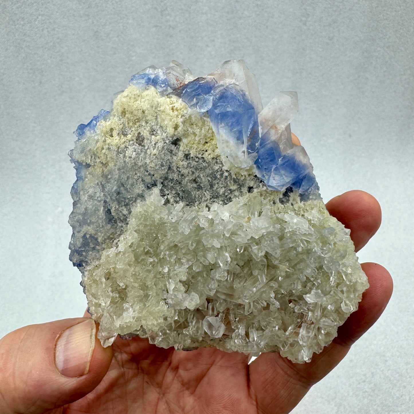 Dumortierita en grupo de cuarzo