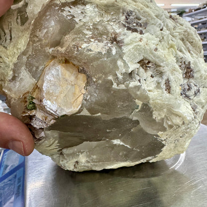 Cuarzo 8,9 kg. con turmalinas verdes y mica