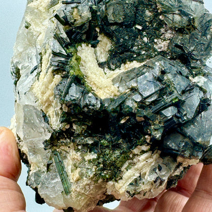 Cuarzo con turmalinas negras y verdes 3 kg.