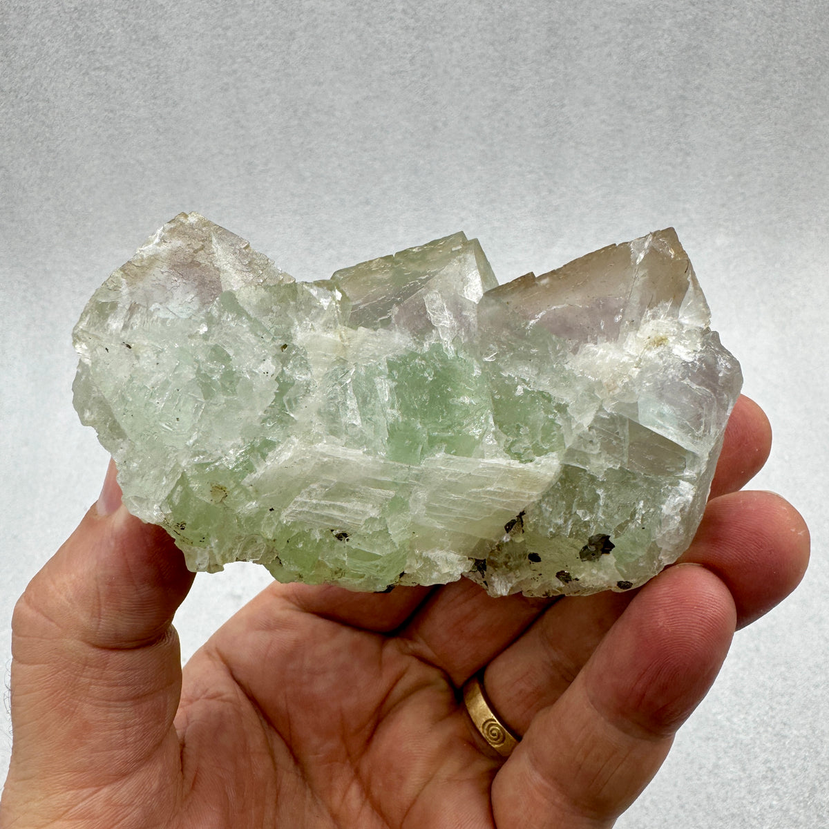 Fluorita cúbica grupo verde violeta púrpura