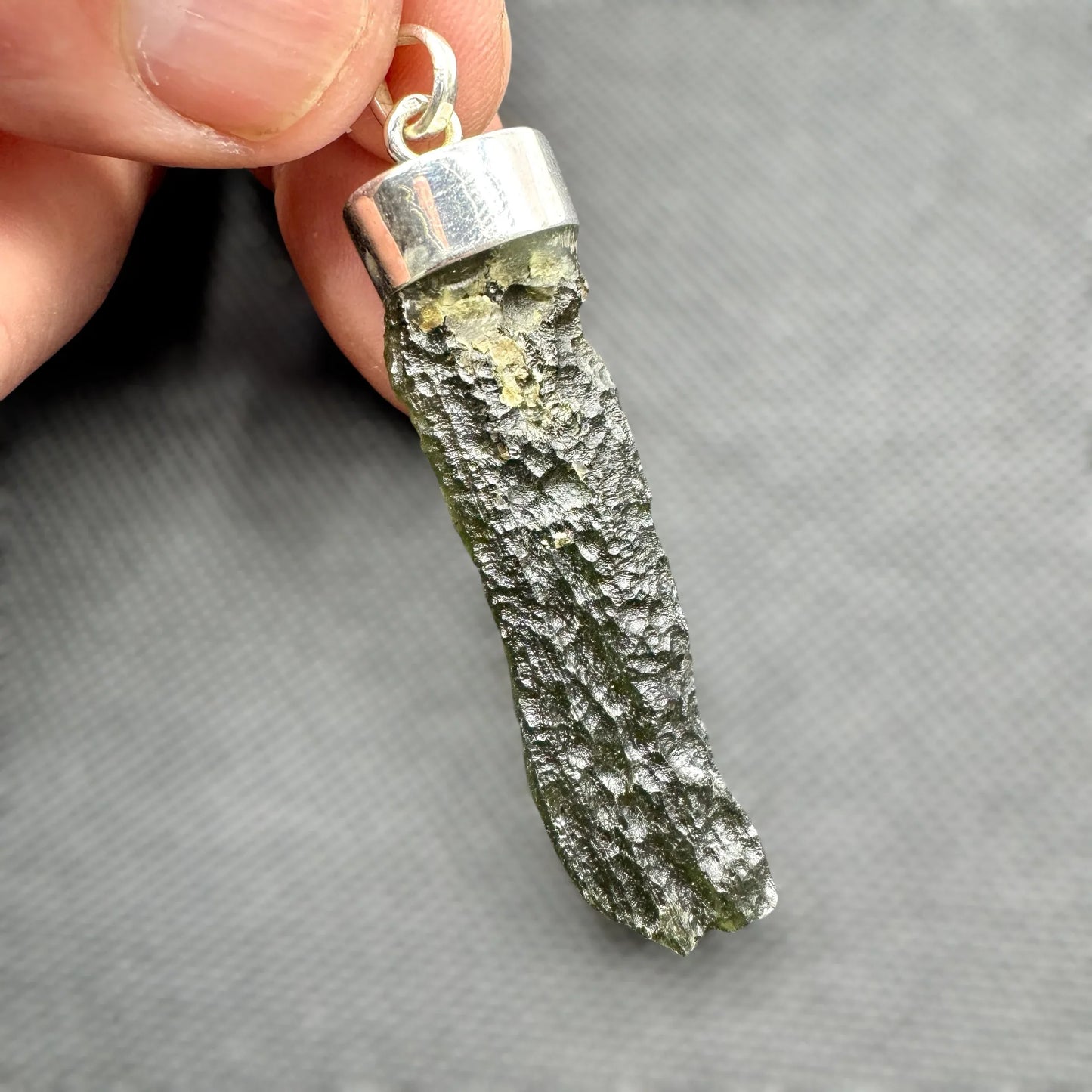 Moldavita tectita impactita colgante plata de ley - MUNAY MINERALES MALLORCA