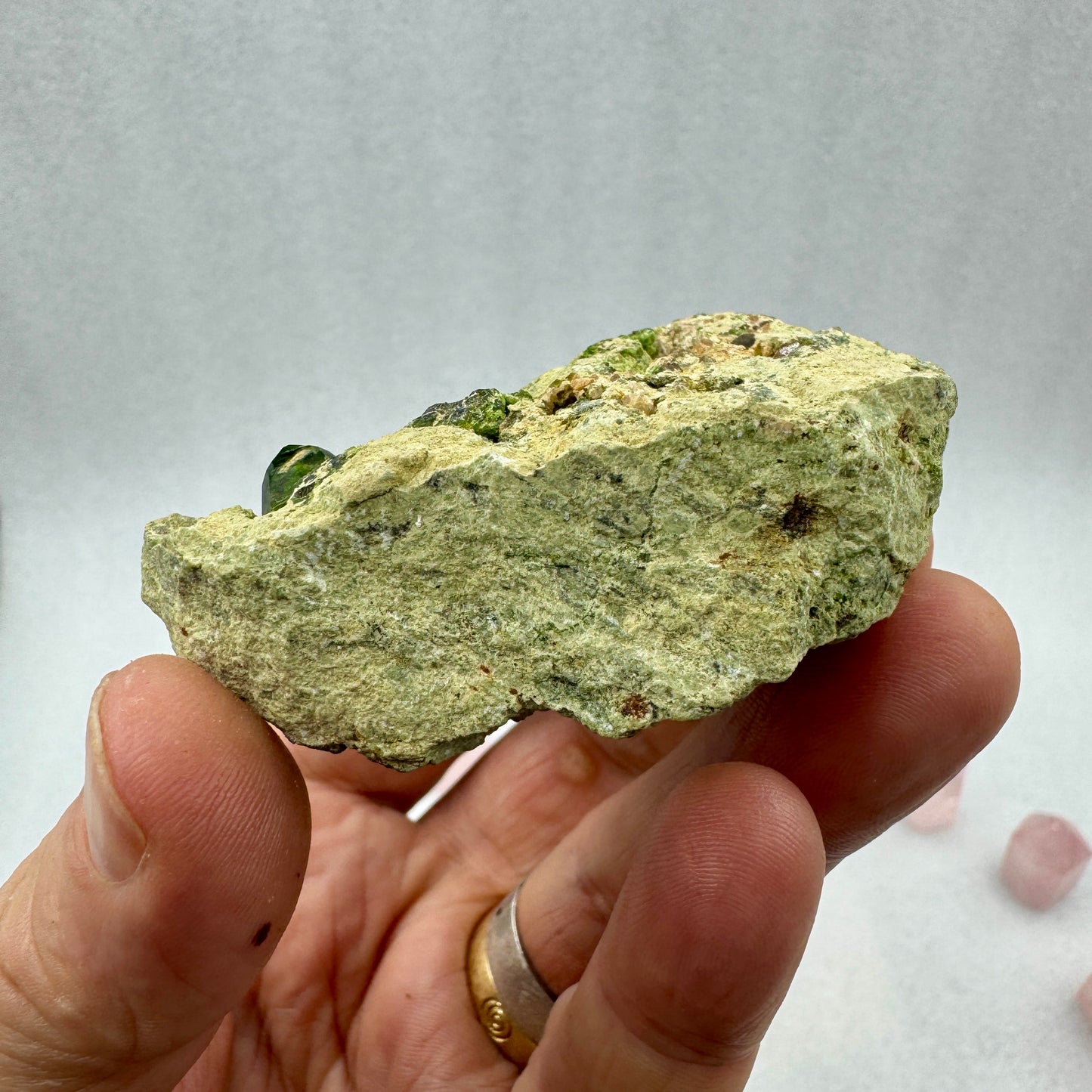 Grupo granate verde demantoide en matriz