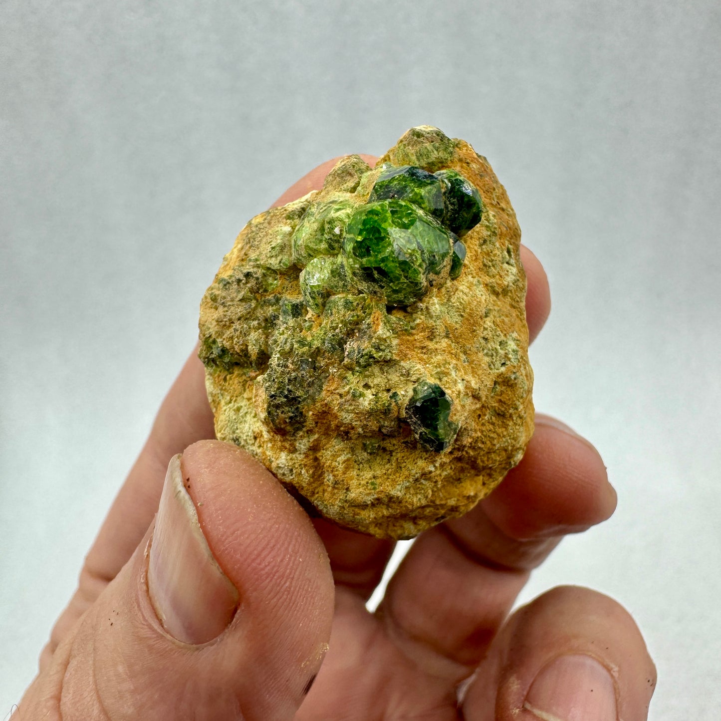 Grupo granate verde demantoide en matriz