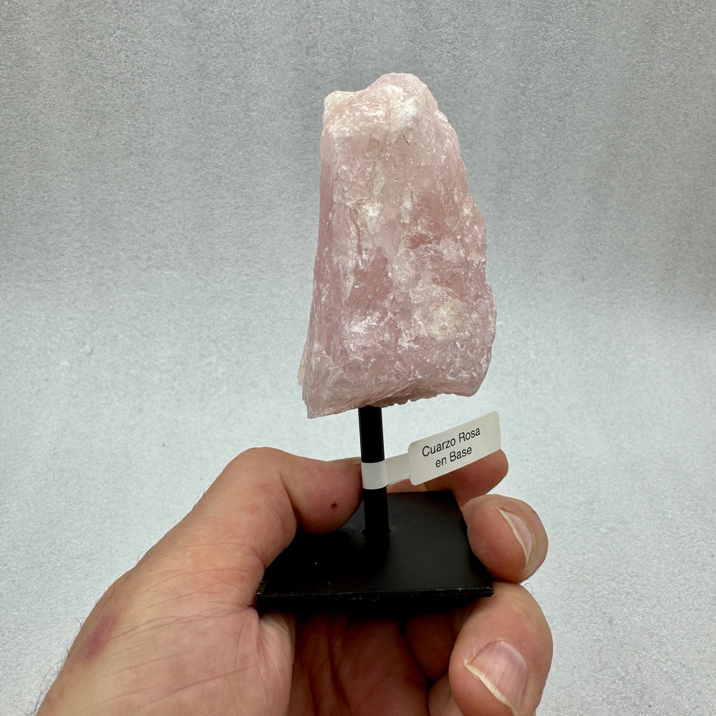 Cuarzo rosa en bruto con base metálica