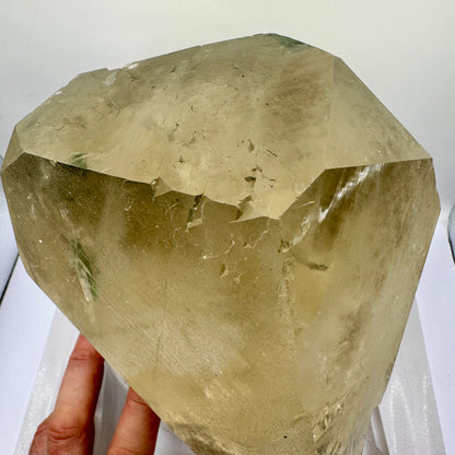 Cuarzo 8,9 kg. con turmalinas verdes y mica