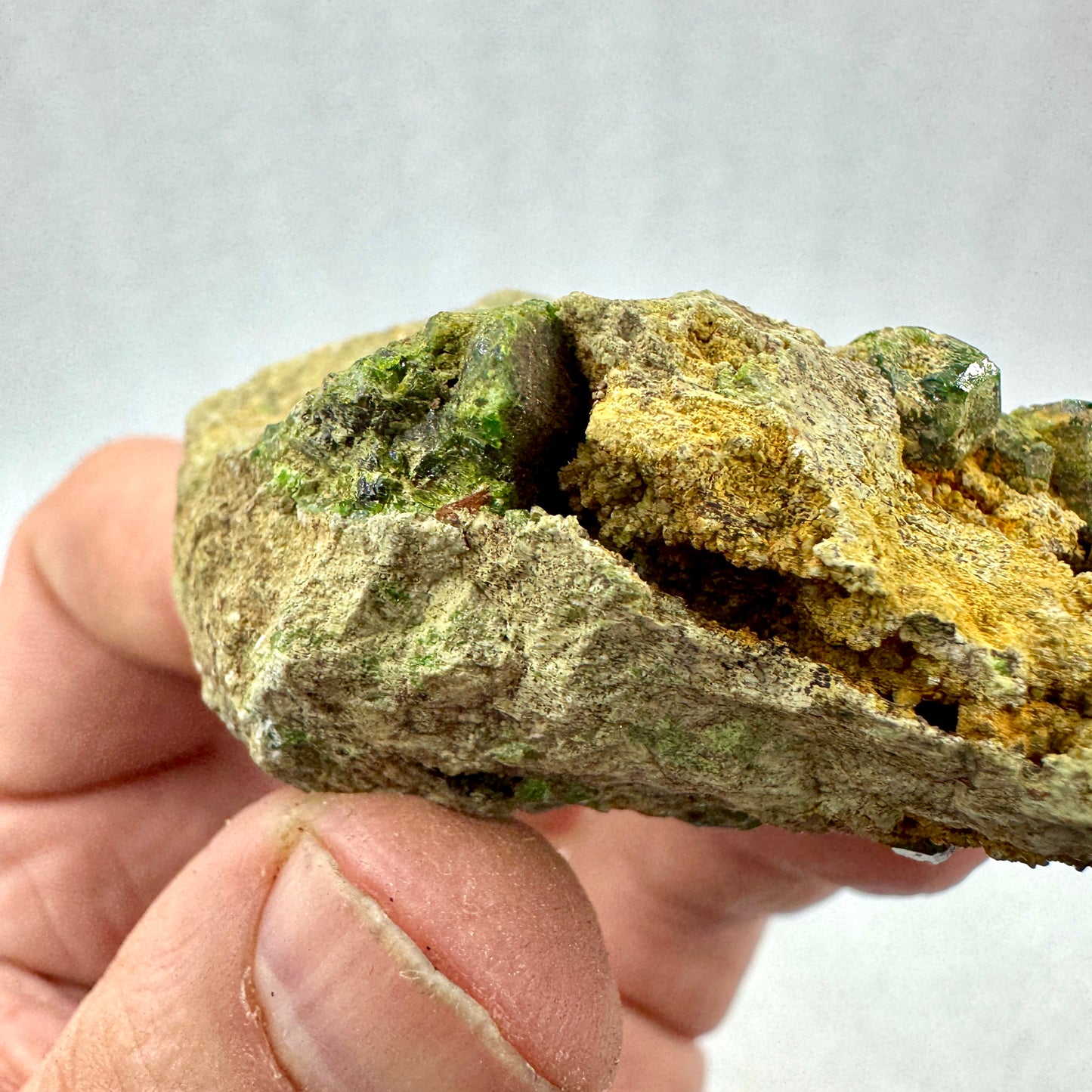 Grupo granate verde demantoide en matriz