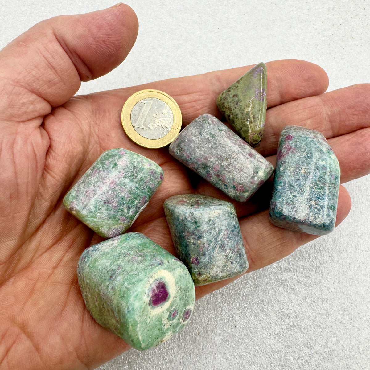 Zoisita con rubí rodados Munay Minerales Mallorca