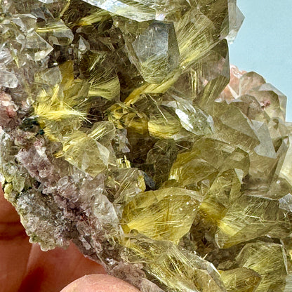 Cuarzo rutilado grupo con mica lepidolita