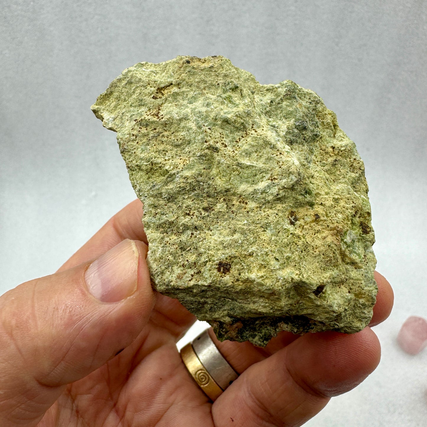 Grupo granate verde demantoide en matriz