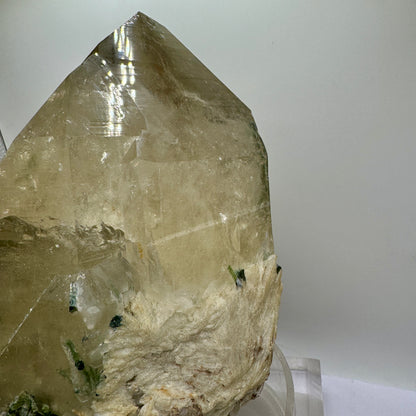 Cuarzo 8,9 kg. con turmalinas verdes y mica