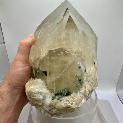 Cuarzo 8,9 kg. con turmalinas verdes y mica