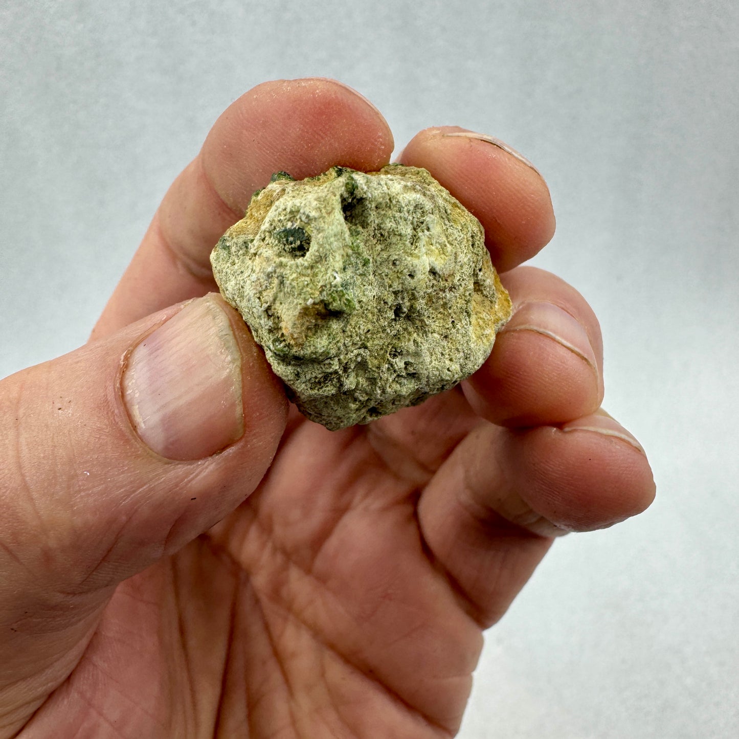 Grupo granate verde demantoide en matriz