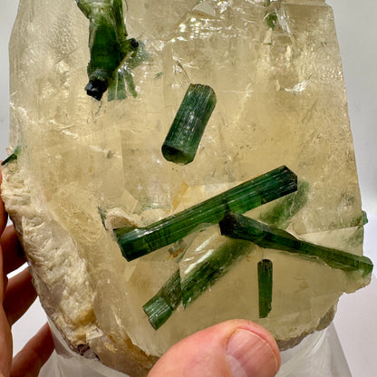 Cuarzo 8,9 kg. con turmalinas verdes y mica