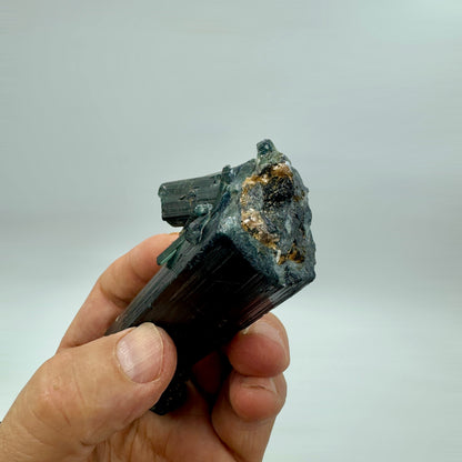 Turmalina azul y verde con mica