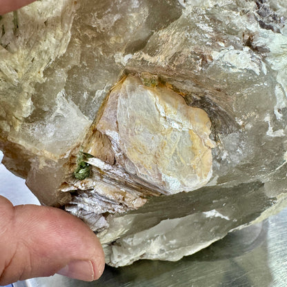 Cuarzo 8,9 kg. con turmalinas verdes y mica