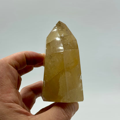 Citrino natural pulido 551 g.