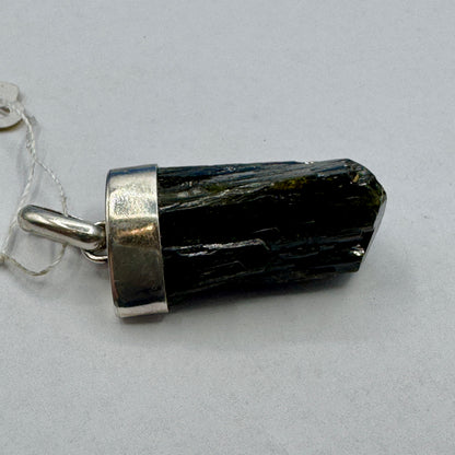 Epidota colgante en plata de ley