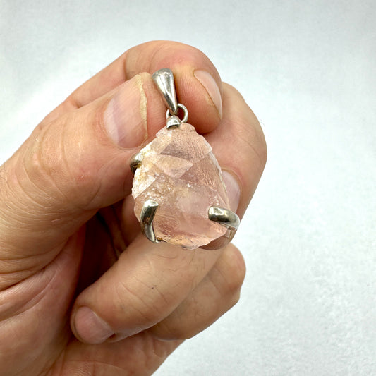 Fluorita rosa colgante en plata de ley